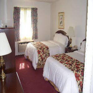 Webbs Year Round Resort Chautauqua Exterior photo